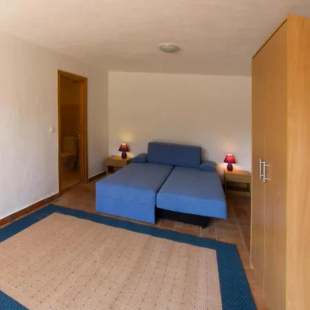Сasa de vacaciones Walled / Gated Stone Villa In Own Grounds With Swimming Pool And Large Garden. Kaštelir