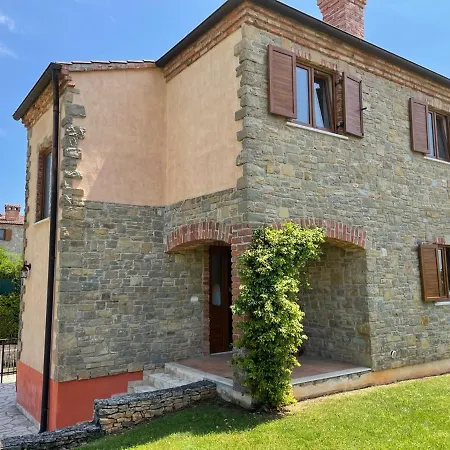 Walled / Gated Stone Villa In Own Grounds With Swimming Pool And Large Garden. Сasa de vacaciones Kaštelir