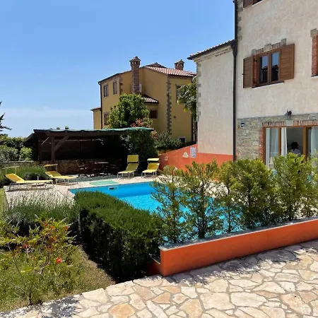 Сasa de vacaciones Walled / Gated Stone Villa In Own Grounds With Swimming Pool And Large Garden.