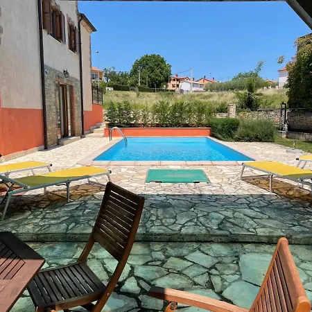 Walled / Gated Stone Villa In Own Grounds With Swimming Pool And Large Garden. Сasa de vacaciones Kaštelir