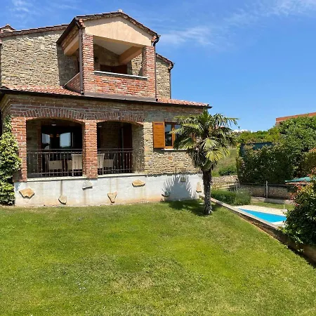 Walled / Gated Stone Villa In Own Grounds With Swimming Pool And Large Garden. * Kaštelir