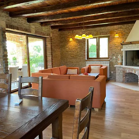 Walled / Gated Stone Villa In Own Grounds With Swimming Pool And Large Garden. Сasa de vacaciones