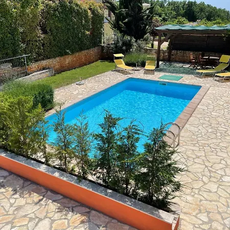 Сasa de vacaciones Walled / Gated Stone Villa In Own Grounds With Swimming Pool And Large Garden. *