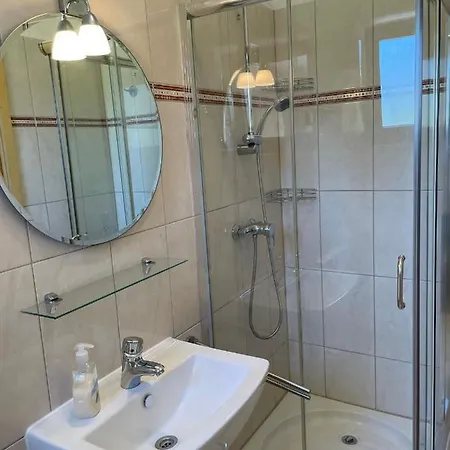 Сasa de vacaciones Walled / Gated Stone Villa In Own Grounds With Swimming Pool And Large Garden. Kaštelir